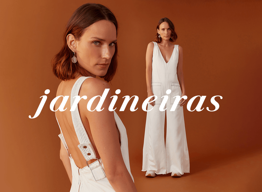 mulher de cabelo marrom usando jardineira de sarja offwhite/branca